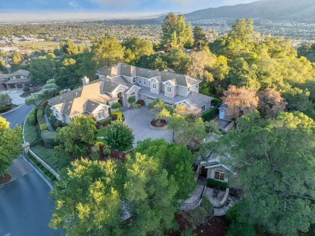 a Named building called 1750 Vista Del Sur, Gilroy,CA